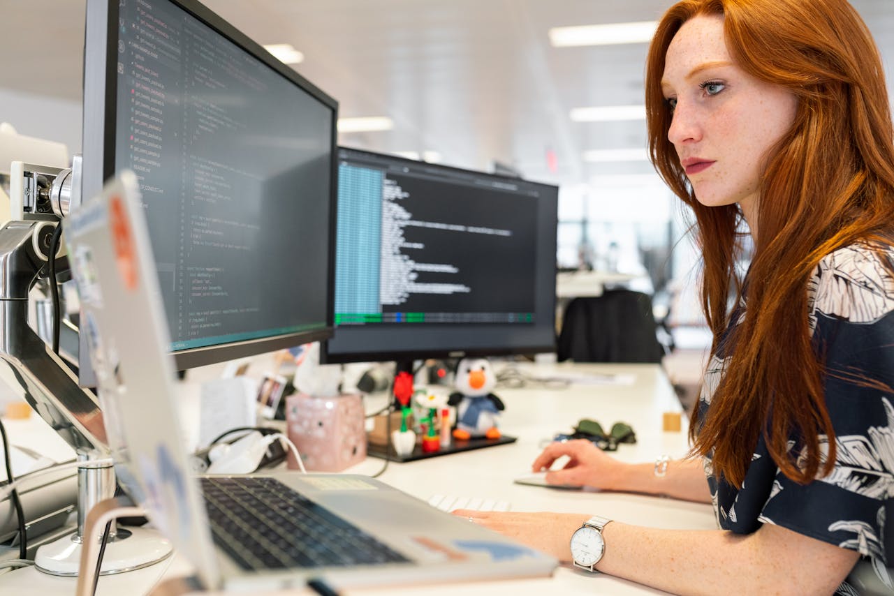 woman-coding-on-computer