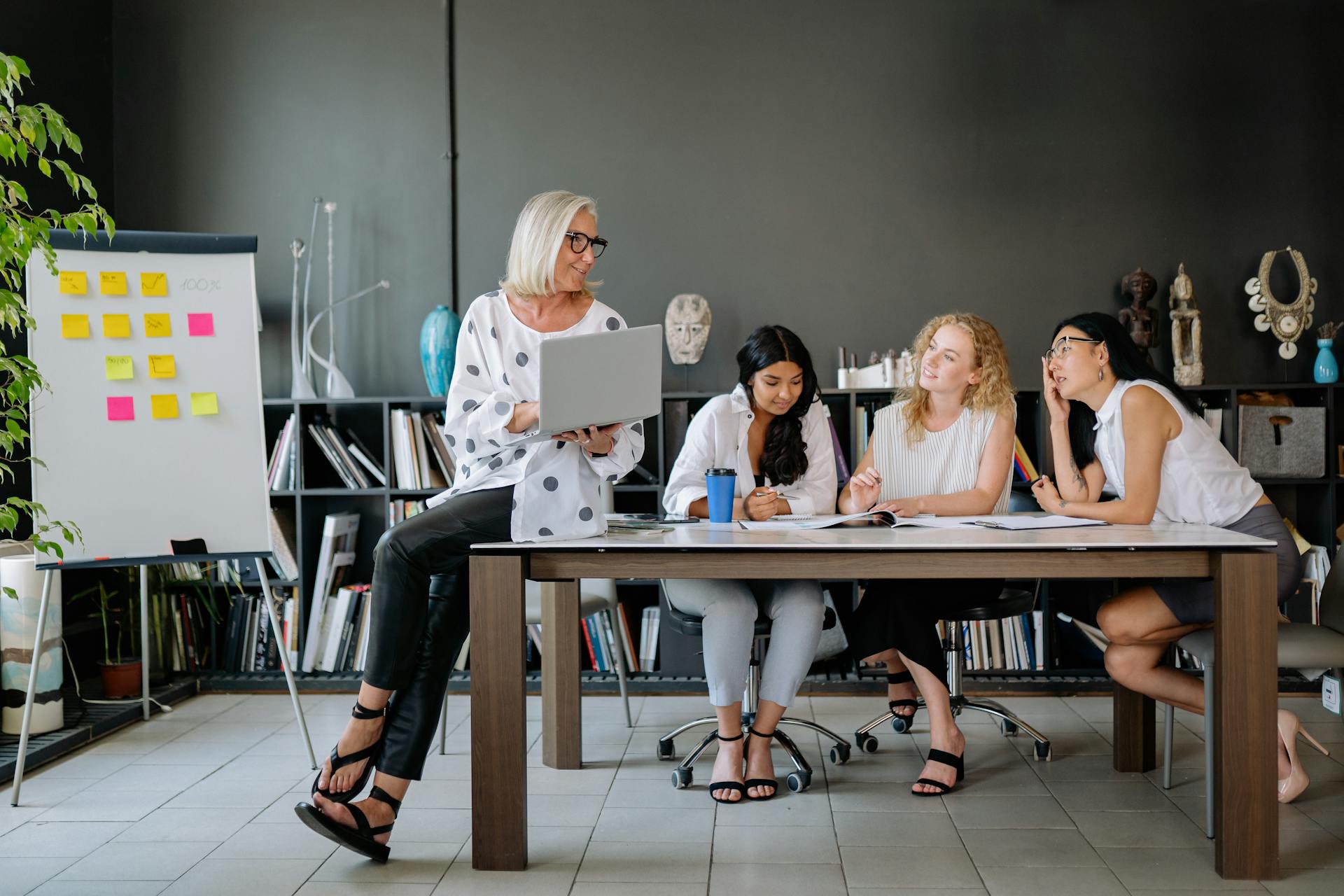 women-having-a-meeting-at-the-office