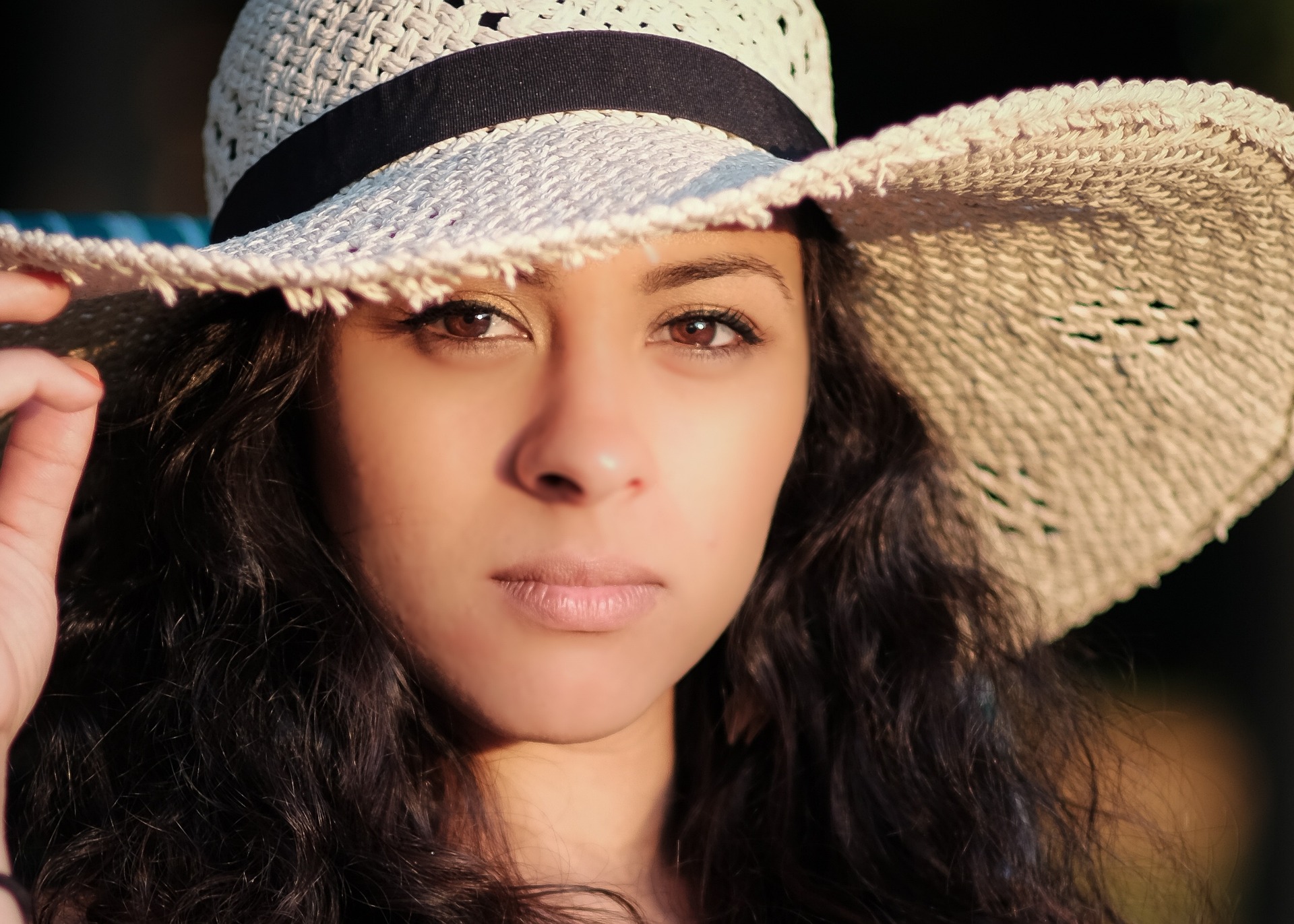 woman-brunette-face-hat-head