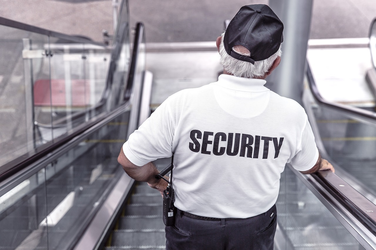 security-man-escalator-police